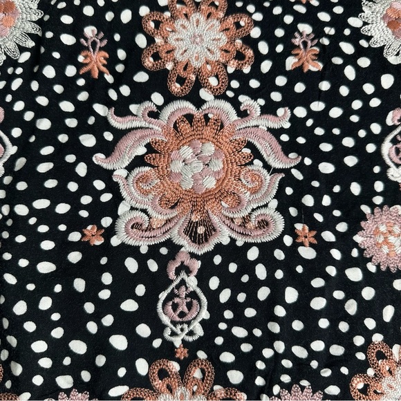 Savanna Jane Embroidered Top. Size Large - Picture 7 of 7